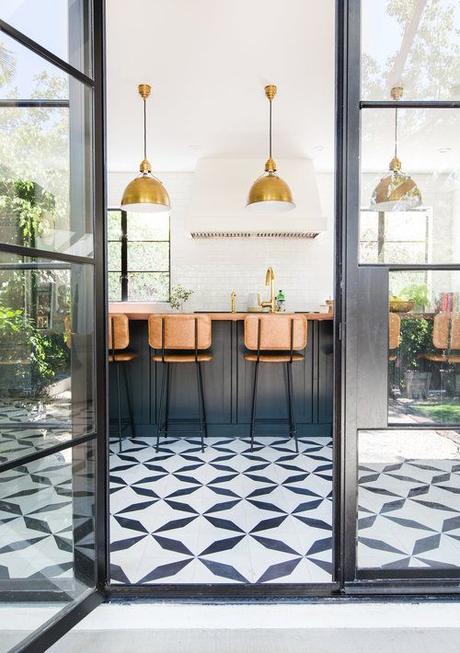 Suelos de baldosa hidráulica, cómo combinarlos y dónde comprarlos Suelos de baldosa hidráulica en cocinas