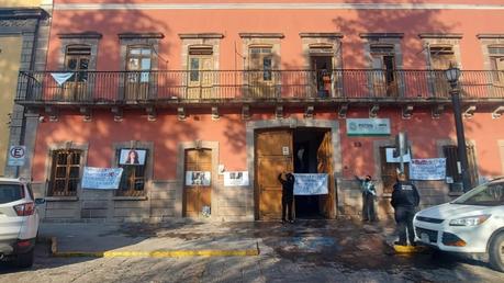 Se manifiestan  en el Instituto de las Mujeres de SLP