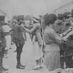 1921:Señoritas santanderinas prendiendo medallas y escapularios en el pecho de los veteranos del Batallón de Valencia