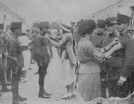 1921:Señoritas santanderinas prendiendo medallas y escapularios en el pecho de los veteranos del Batallón de Valencia