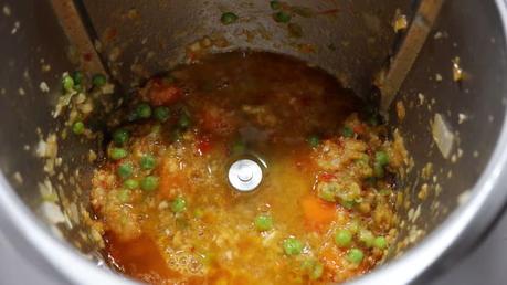 Echamos el vino y cocinamos para evaporar el alcohol