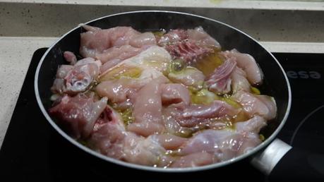 Sellamos el pollo en la sartén