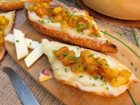 Tostadas de queso con manzana caramelizada