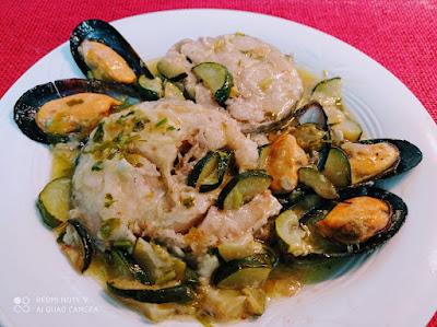 Merluza guisada con calabacín y mejillones