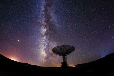 Radiotelescopios y la Vía Láctea de noche