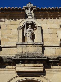 Imagen del mes: portada renacentista de la iglesia de San Andrés Apóstol, en Almaraz Imagen del mes: portada renacentista de la iglesia de San Andrés Apóstol, en Almaraz