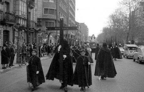 Lunes Santo de 1964: La Cruz de guía de la Esperanza por la calle San Fernando