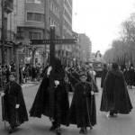 Lunes Santo de 1964: La Cruz de guía de la Esperanza por la calle San Fernando Lunes Santo de 1964: La Cruz de guía de la Esperanza por la calle San Fernando