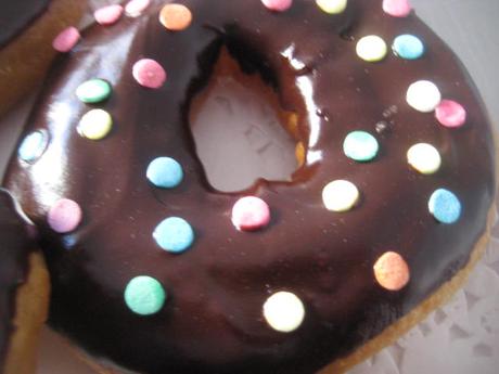 DONAS O DONUTS CON  CHOCOLATE