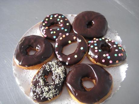 DONAS O DONUTS CON  CHOCOLATE