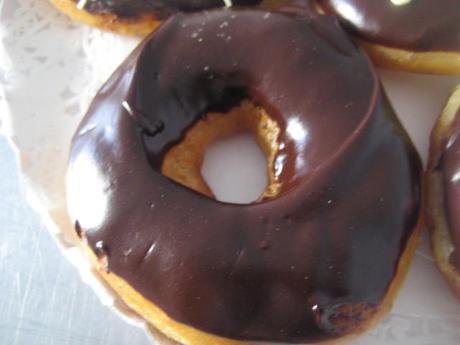 DONAS O DONUTS CON  CHOCOLATE