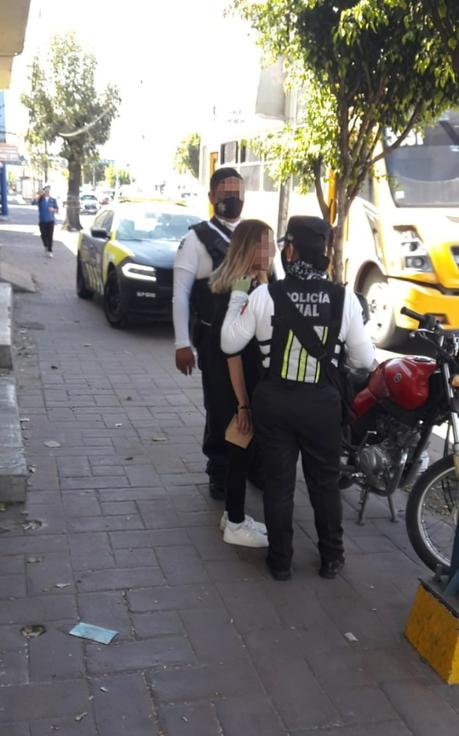 Agentes de Policía Vial auxilian a jovencita que denunció intento de secuestro en Av. Universidad