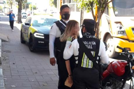 Agentes de Policía Vial auxilian a jovencita que denunció intento de secuestro en Av. Universidad