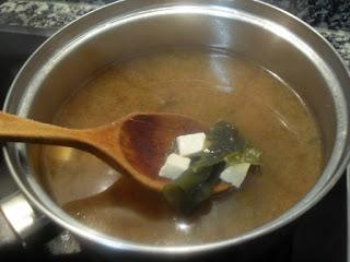 Preparando sopa de miso