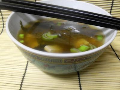 Sopa de miso con wakame y tofu