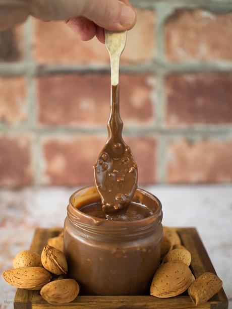 Crema crujiente de almendras con chocolate