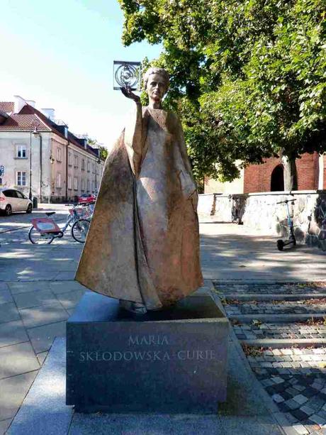 La estatua de Maria Skłodowska-Curie en Varsovia