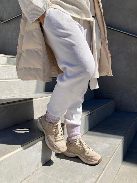 WHITE ON WHITE.- WHITE ON WHITE.-