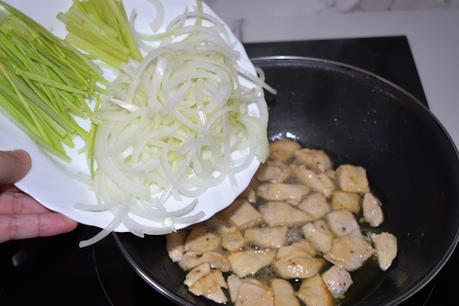 Glass Noodles o fideos cristal con verduras, pollo y sésamo