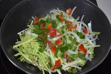 Glass Noodles o fideos cristal con verduras, pollo y sésamo