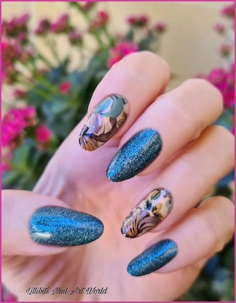Manicura holográfica verde con water decals florales