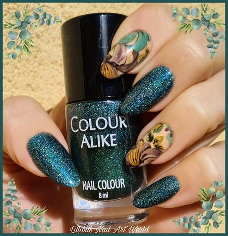 Manicura holográfica verde con water decals florales