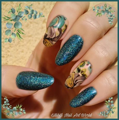 Manicura holográfica verde con water decals florales