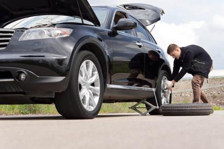 ¿Cómo cambiar la rueda de un coche? cambiar rueda pinchada