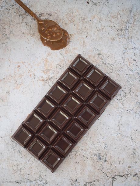 Tableta de chocolate rellena de crema crujiente de almendras Tableta de chocolate rellena de crema crujiente de almendras