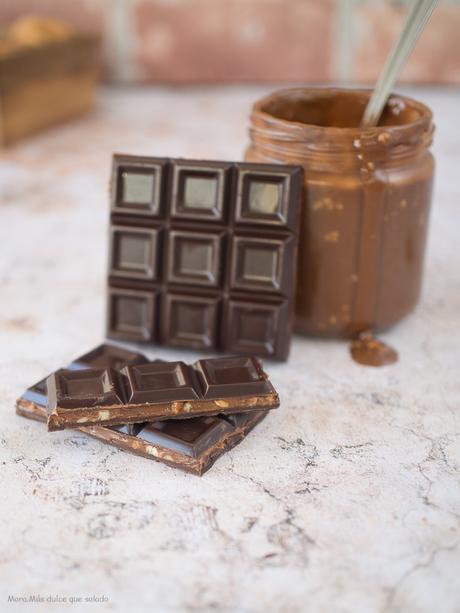 Tableta de chocolate rellena de crema crujiente de almendras Tableta de chocolate rellena de crema crujiente de almendras