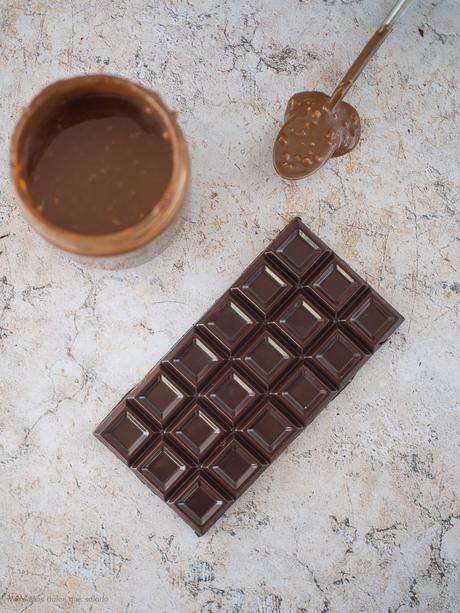 Tableta de chocolate rellena de crema crujiente de almendras Tableta de chocolate rellena de crema crujiente de almendras