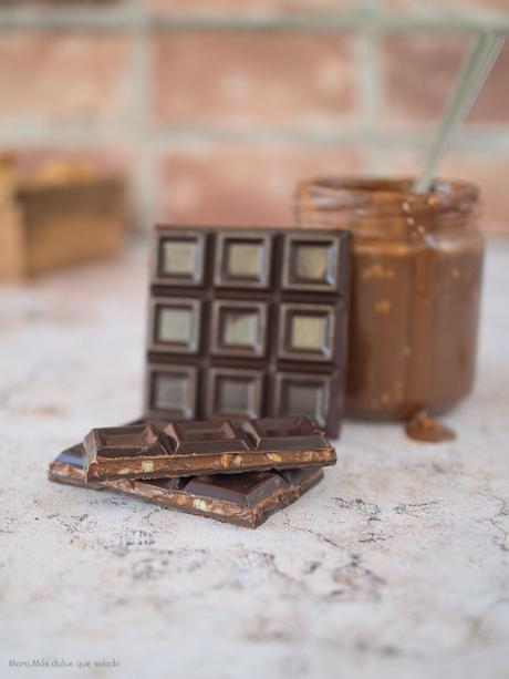 Tableta de chocolate rellena de crema crujiente de almendras Tableta de chocolate rellena de crema crujiente de almendras