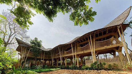 Casa construida con bambú, piedras y plásticos reciclados 2