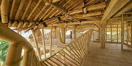 Casa construida con bambú, piedras y plásticos reciclados 7