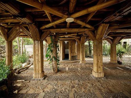 Casa construida con bambú, piedras y plásticos reciclados 6