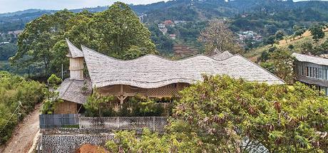 Casa construida con bambú, piedras y plásticos reciclados 8