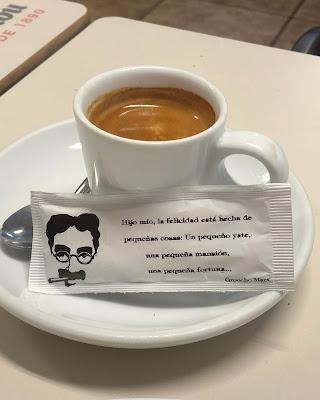 Entre cafés, médicos y notas.