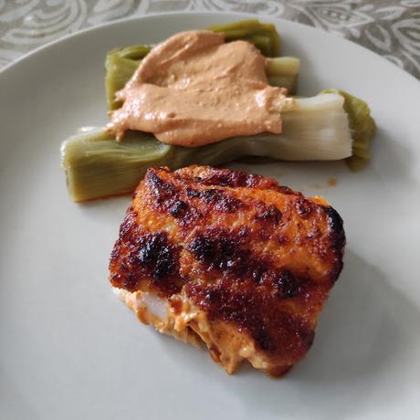 BACALAO GRATINADO CON SALSA ROMESCO Y PUERROS AL VAPOR