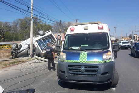 Fallece repartidor de agua al chocar con 2 postes en la Carretera Matehuala