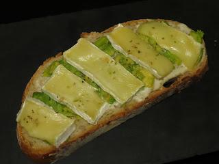 TOSTA DE QUESO BRIE CON AGUACATE Y SALSA CÉSAR