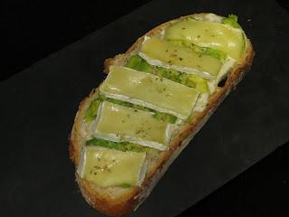 TOSTA DE QUESO BRIE CON AGUACATE Y SALSA CÉSAR