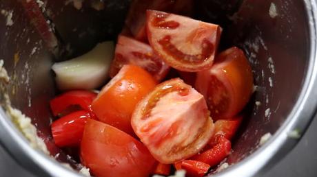 Ponemos las verduras para hacer la salsa a la Vizcaína