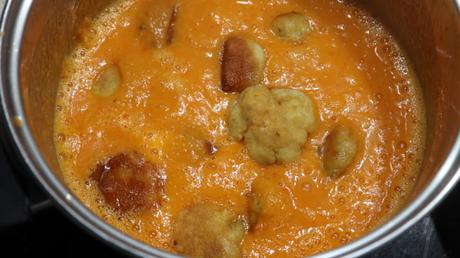 Ponemos a rehogar las albóndigas con la salsa