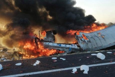 Trailero fallece calcinado en libramiento de Villa de Reyes