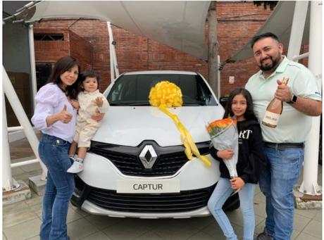 PAOLA HERRERA RECIBE UN RENAULT CAPTUR COMO PREMIO DE LA “CAMPAÑA NAVIDAD” PAOLA HERRERA RECIBE UN RENAULT CAPTUR COMO PREMIO DE LA “CAMPAÑA NAVIDAD”