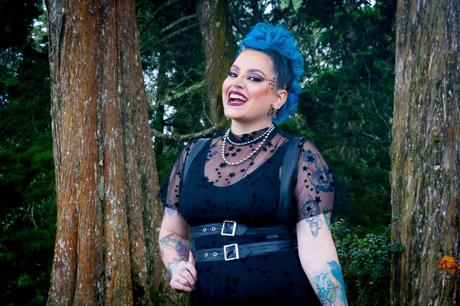 Laura Azul lanza ‘Respirar’, una canción que invita a viajar del caos a la tranquilidad