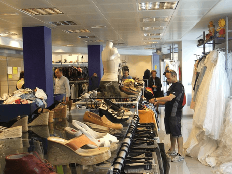 Contenedores de ropa usada. A dónde van y otras grandes dudas. Una tienda Roba amiga de segunda mano, con ropa dejada en los contenedores.