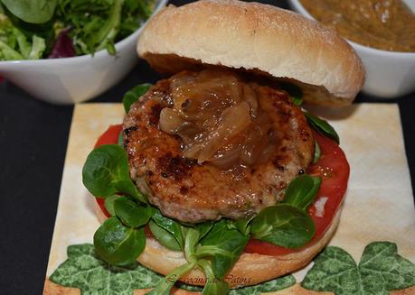 Hamburguesa de cordero con cebolla caramelizada