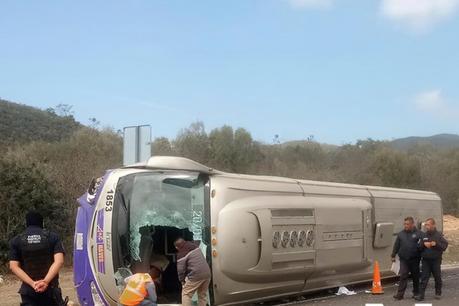 Volcadura de autobús en la Rioverde-SLP: 18 lesionados y un fallecimiento