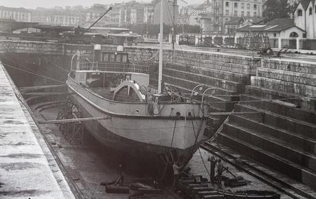 Barco en reparación en el Dique